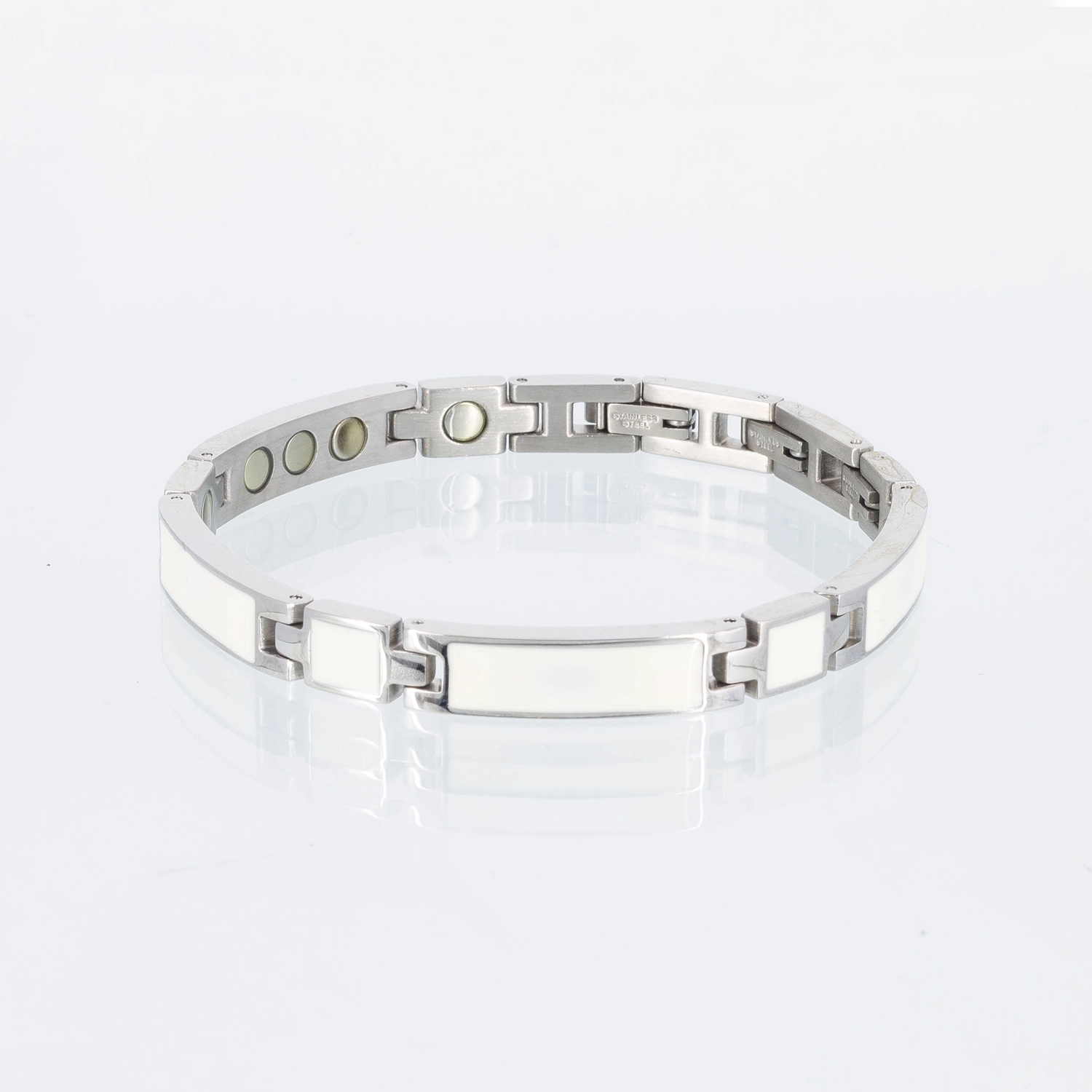 Ein silbernes Magnetarmband mit weißen Emaileinlagen