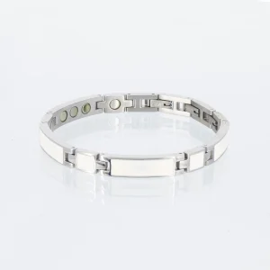 Ein silbernes Magnetarmband mit weißen Emaileinlagen