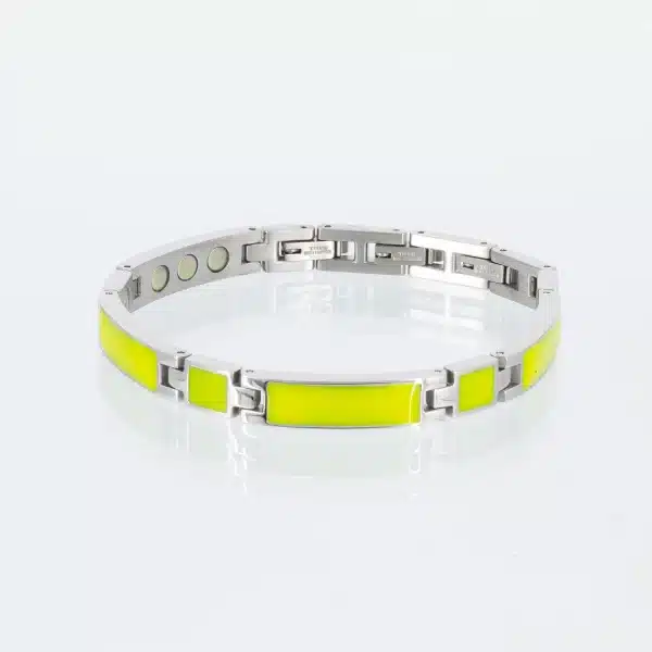 Ein silbernes Magnetarmband mit gelben Emaileinlagen