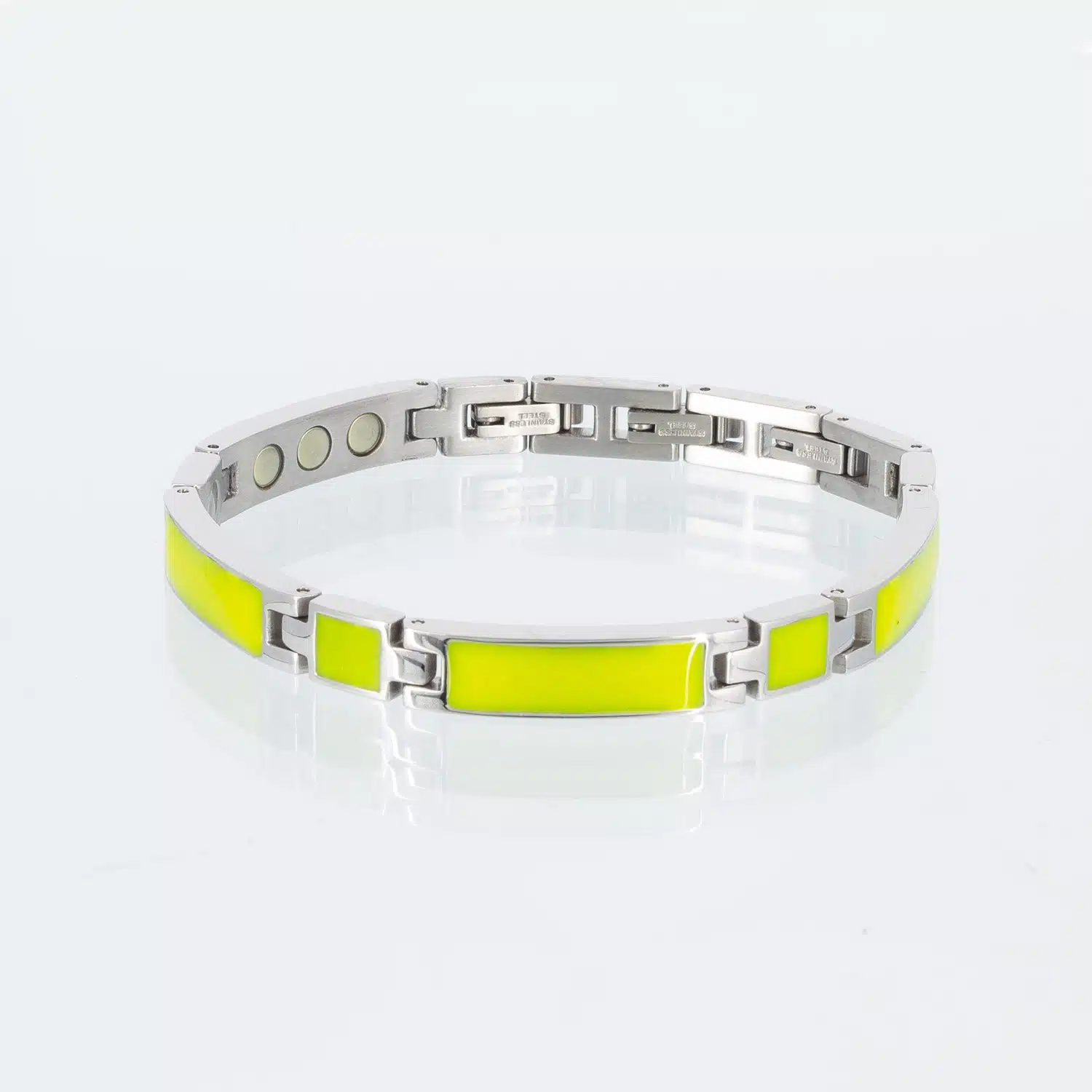 Ein silbernes Magnetarmband mit gelben Emaileinlagen