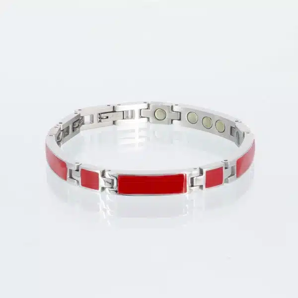 Ein silbernes Magnetarmband mit roten Emaileinlagen