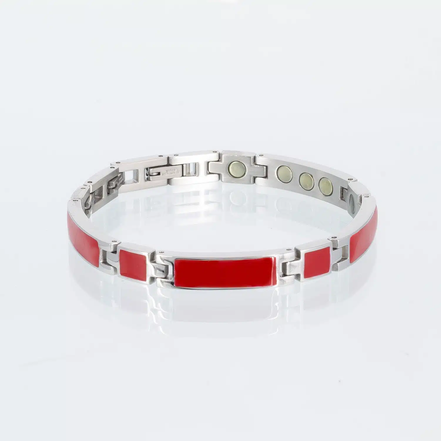 Ein silbernes Magnetarmband mit roten Emaileinlagen