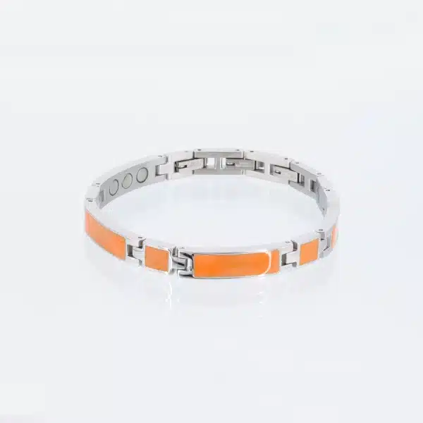Ein silbernes Magnetarmband mit orangenen Emaileinlagen