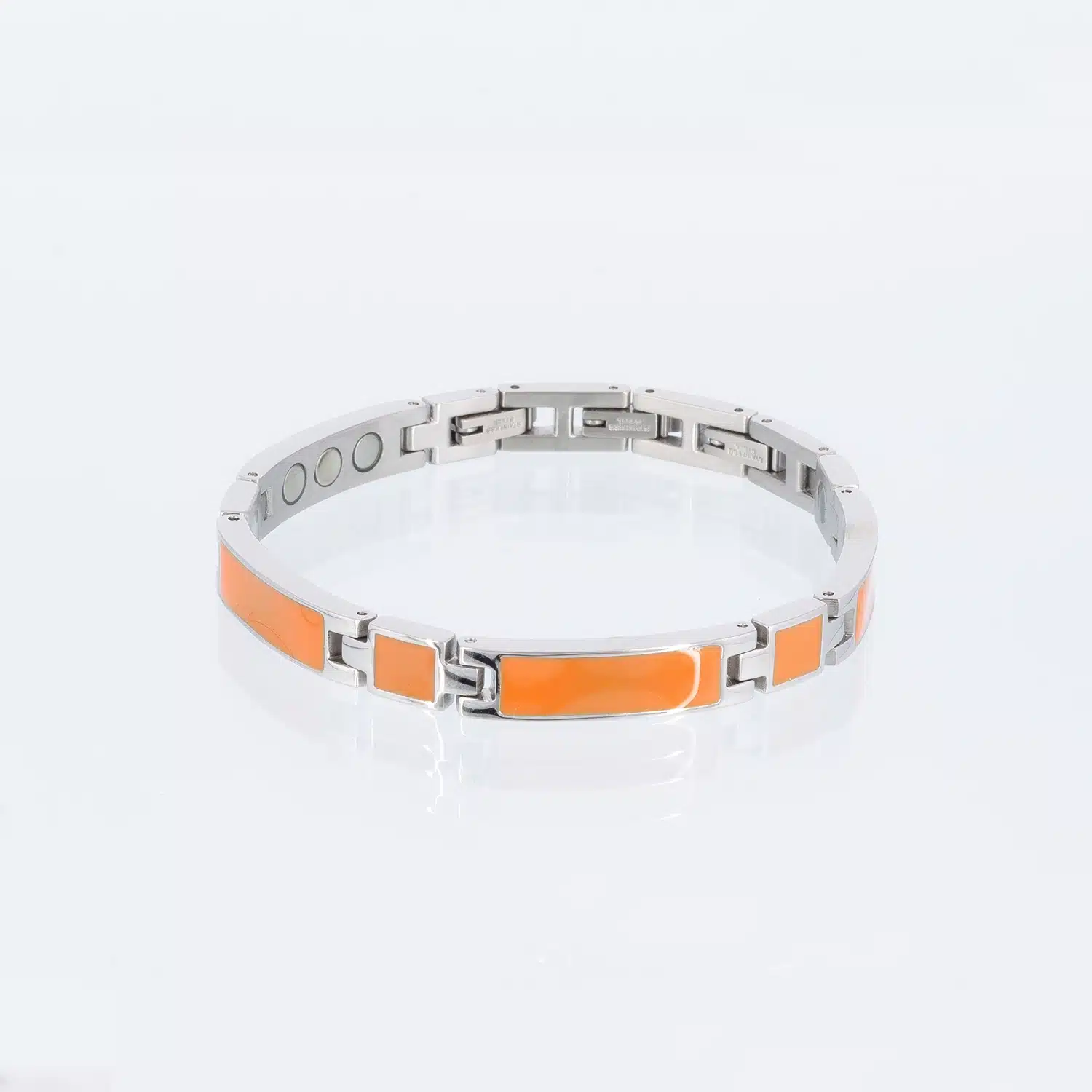 Ein silbernes Magnetarmband mit orangenen Emaileinlagen