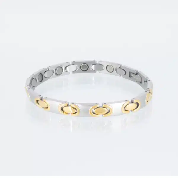 Ein silbernes Magnetarmband mit goldenen ovalen Zwischengliedern