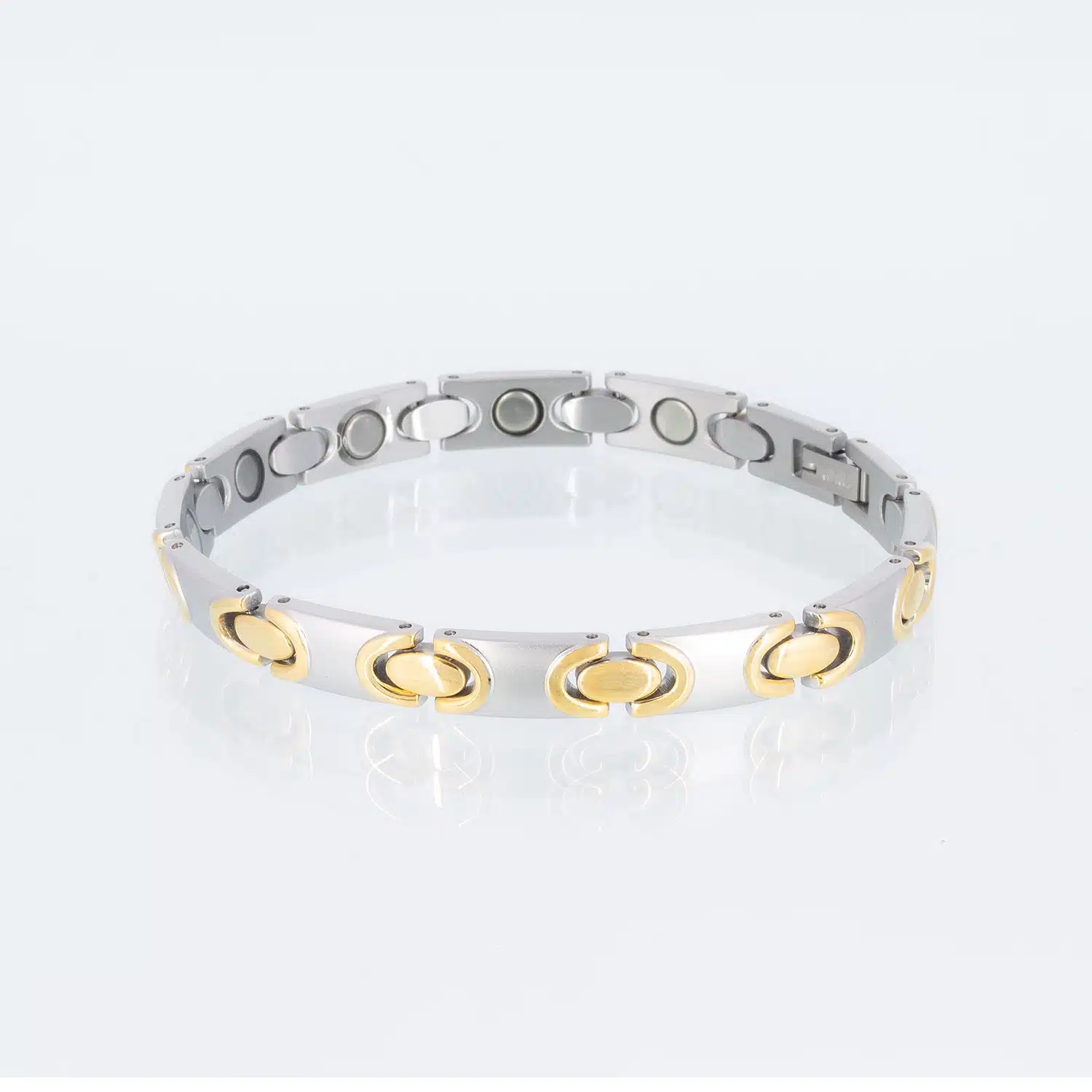 Ein silbernes Magnetarmband mit goldenen ovalen Zwischengliedern