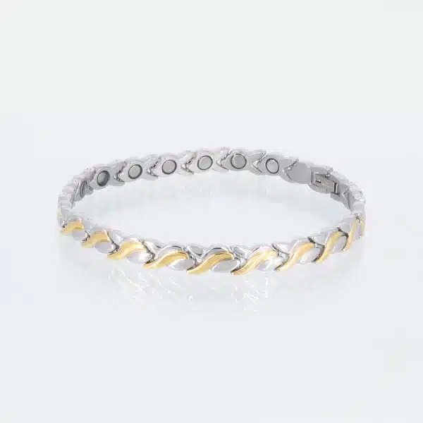 Ein silbernes Magnetarmband mit goldenen Akzenten