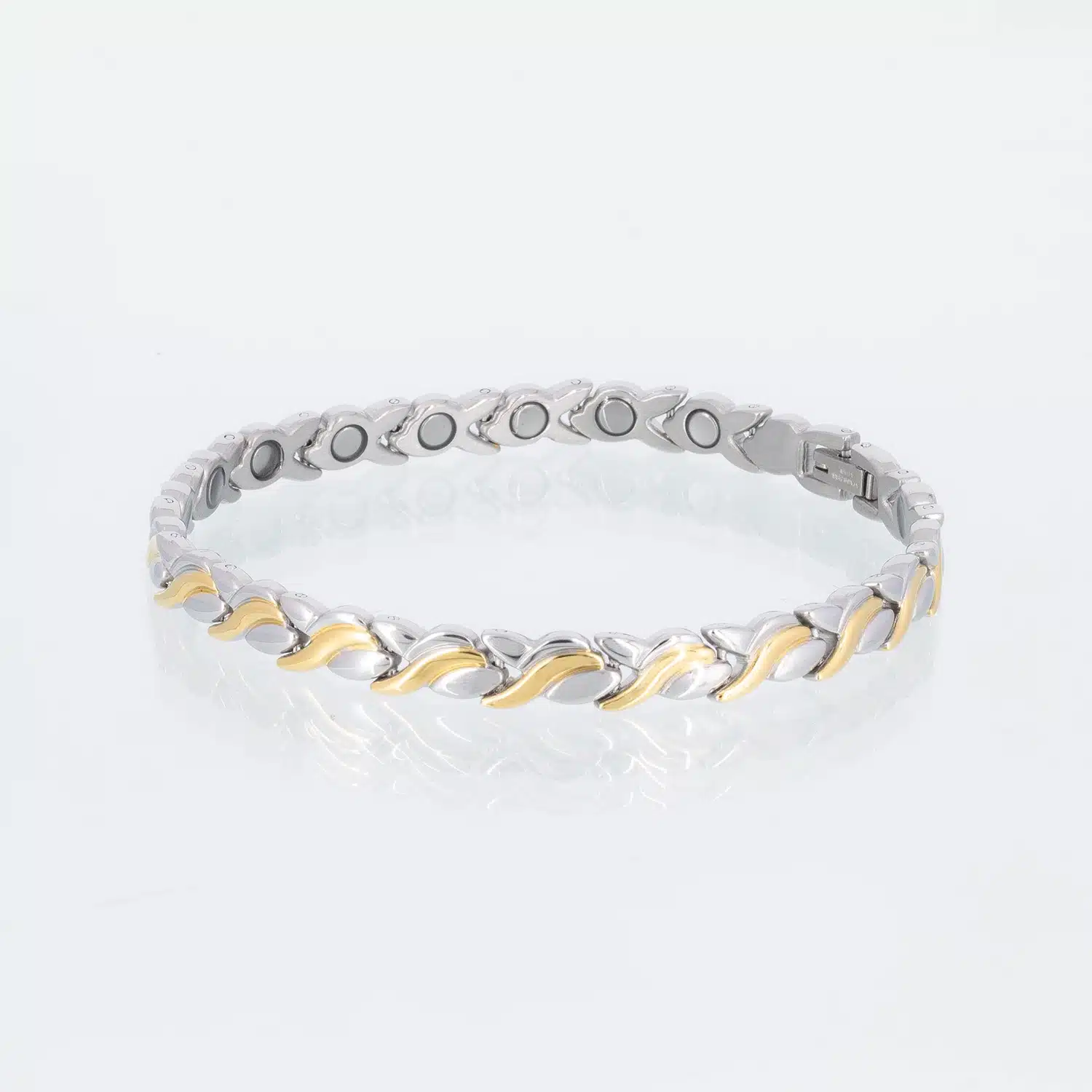 Ein silbernes Magnetarmband mit goldenen Akzenten