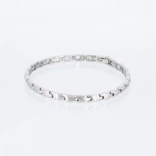 Ein schmales silbernes Magnetarmband, mattiert, mit glänzenden Rändern