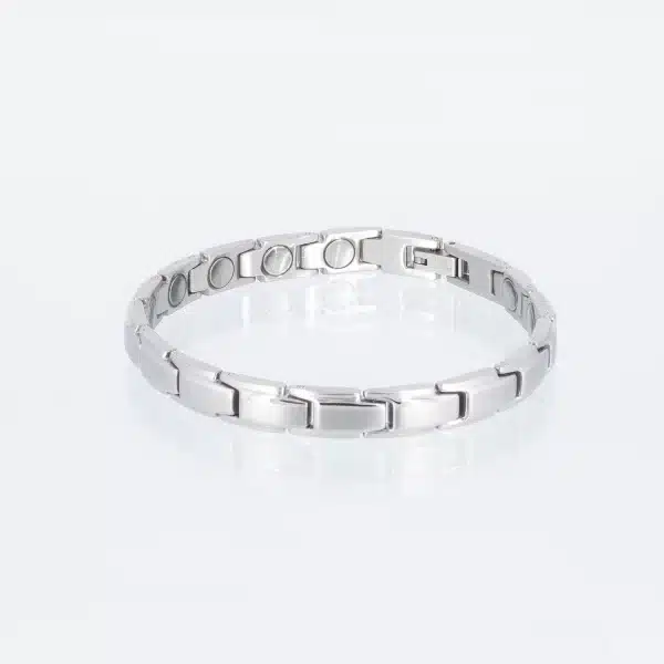 Ein silbernes Power-Magnetarmband
