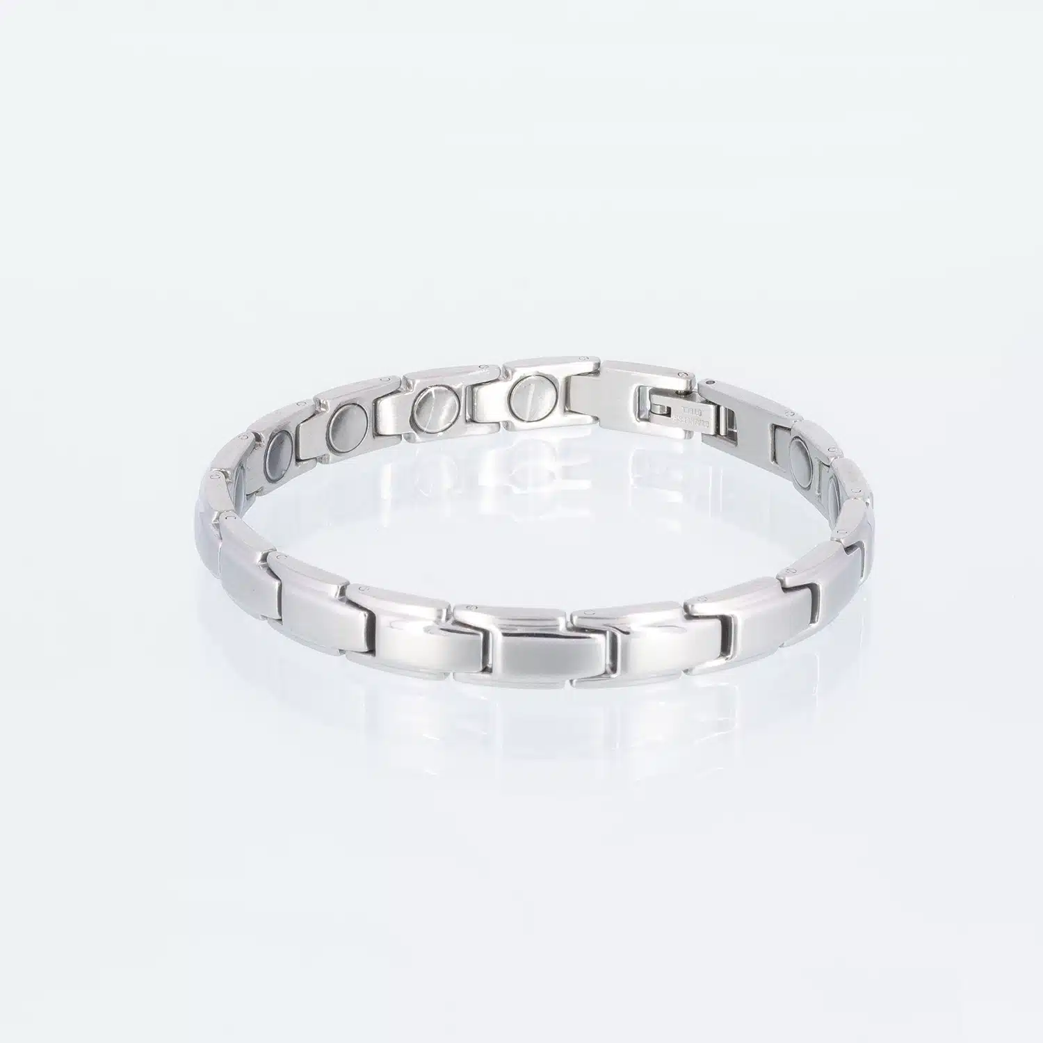 Ein silbernes Power-Magnetarmband