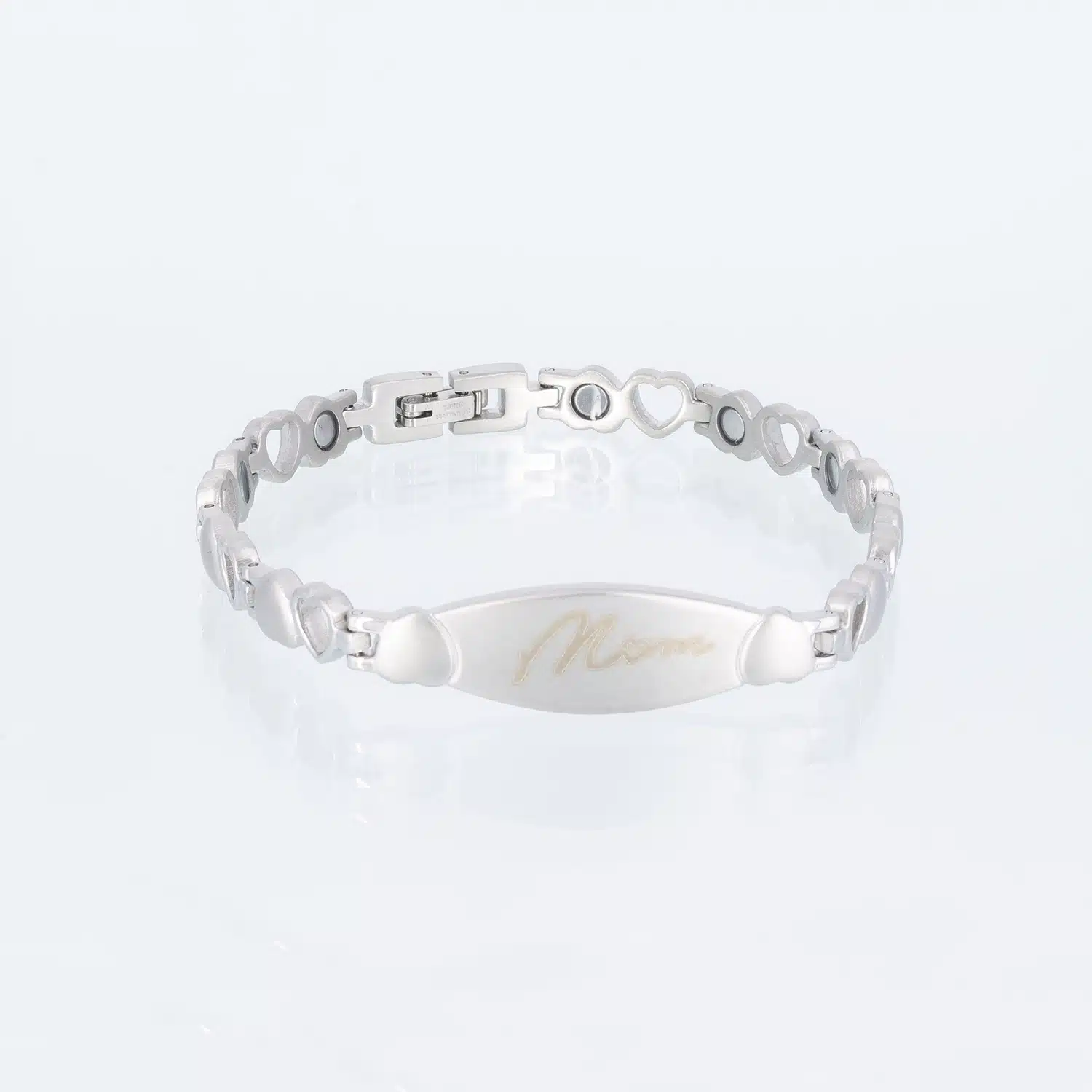 Ein silbernes Magnetarmband mit Herzen und einer Platte auf der Mom steht