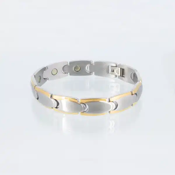 Ein silbernes Magnetarmband, mattiert, mit goldenen Rändern