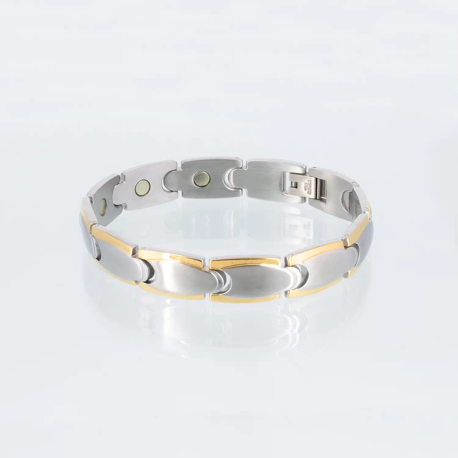 Ein silbernes Magnetarmband, mattiert, mit goldenen Rändern
