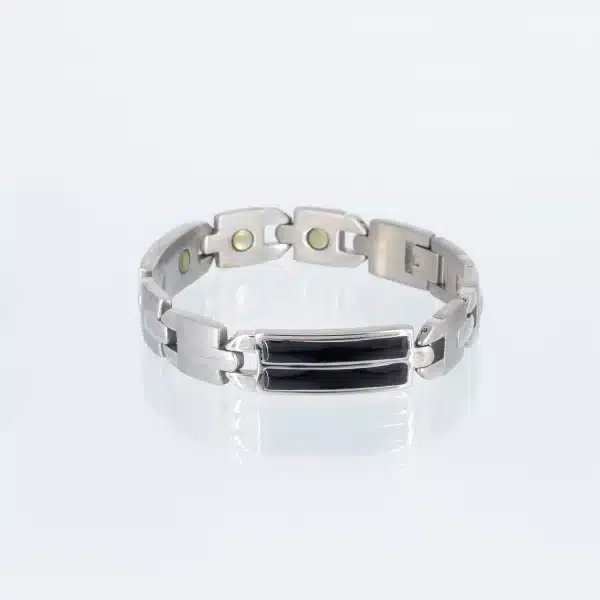 Ein silbernes Magnetarmband mit schwarzen Emaileinlagen