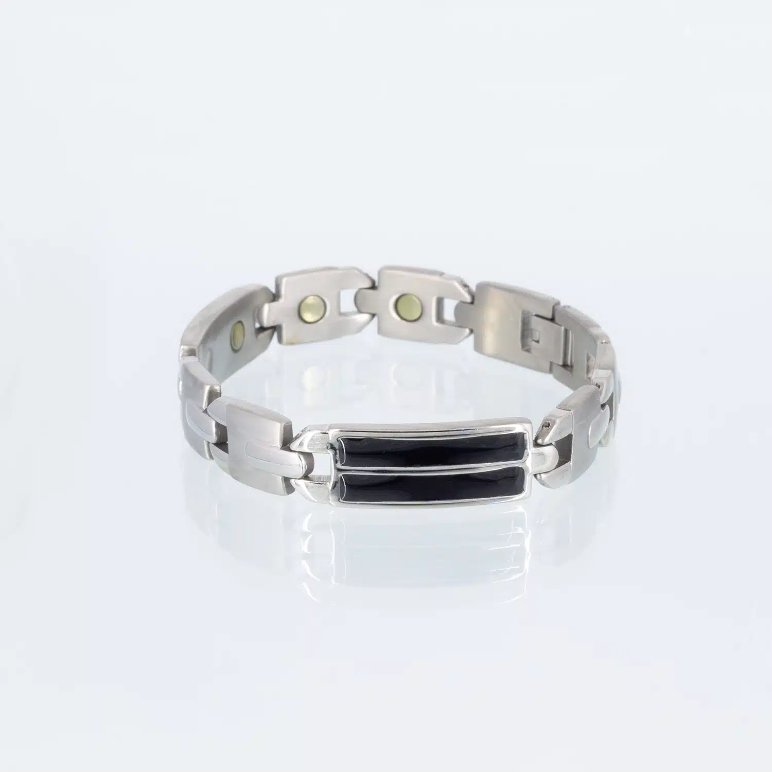 Ein silbernes Magnetarmband mit schwarzen Emaileinlagen