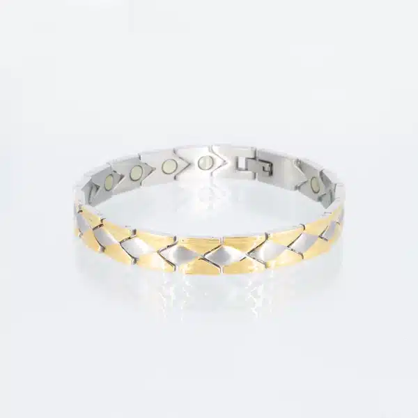 Ein silbernes Magnetarmband mit golden beschichteten Elementen