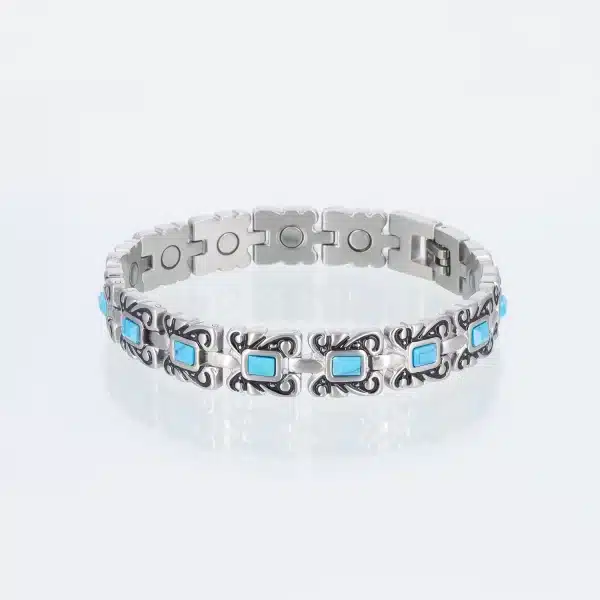 Ein silbernes Magnetarmband mit einer schönen Struktur und türkisen Einlagen