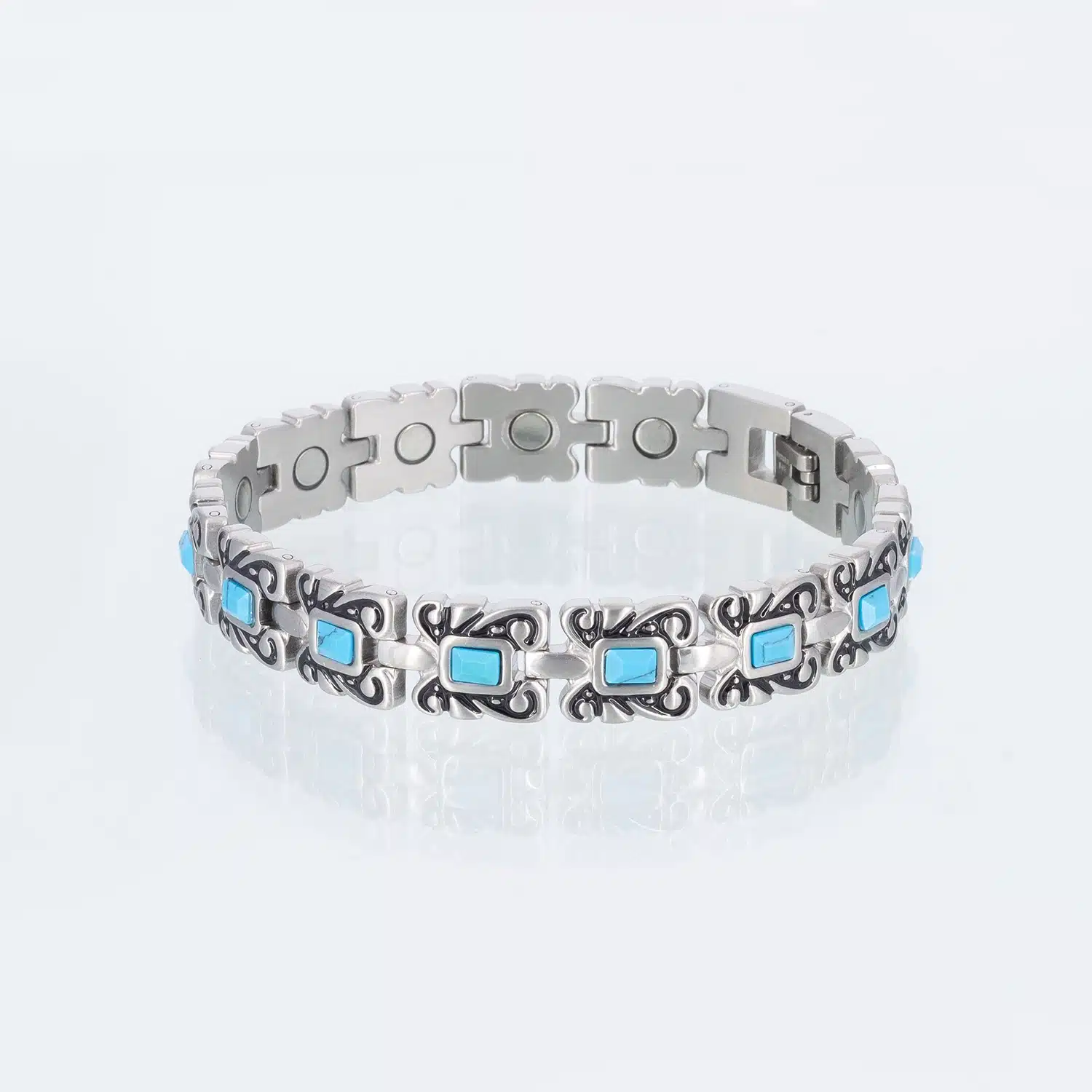 Ein silbernes Magnetarmband mit einer schönen Struktur und türkisen Einlagen