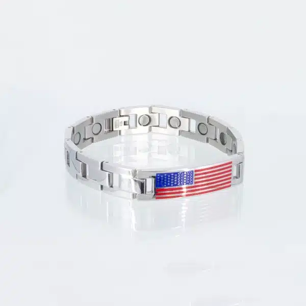 Ein silbernes Magnetarmband mit der amerikanischen Flagge