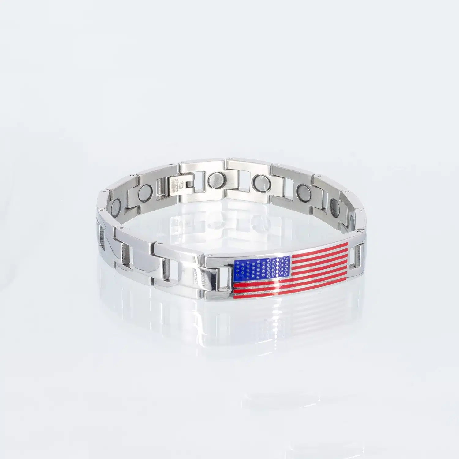 Ein silbernes Magnetarmband mit der amerikanischen Flagge