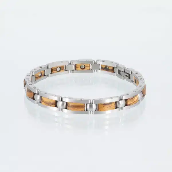 Ein silbernes Magnetarmband mit Holzeinlagen