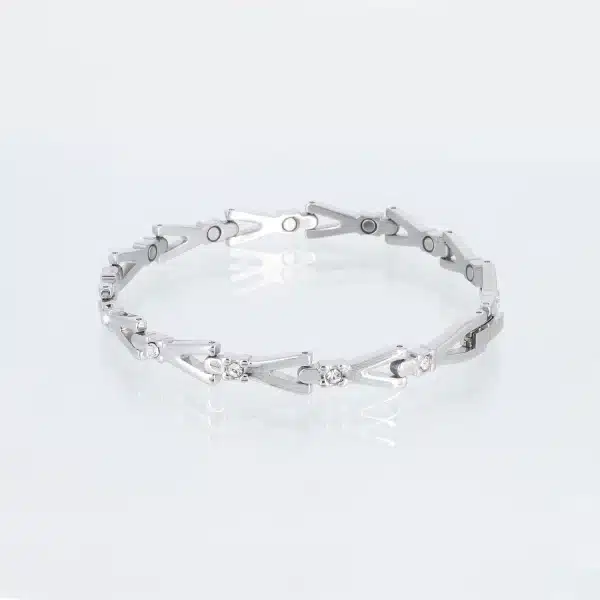 Ein silbernes Magnetarmband mit Y-förmigen Gliedern, die jeweils einen Zirkoniastein enthalten