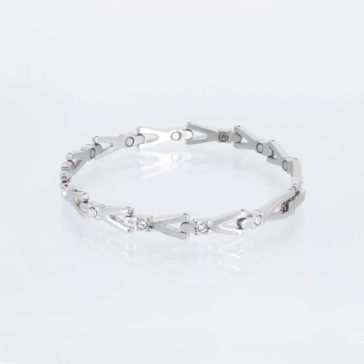 Ein silbernes Magnetarmband mit Y-förmigen Gliedern, die jeweils einen Zirkoniastein enthalten