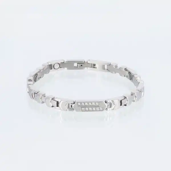 Ein glänzend poliertes Magnetarmband mit weißen Zirkoniasteinen