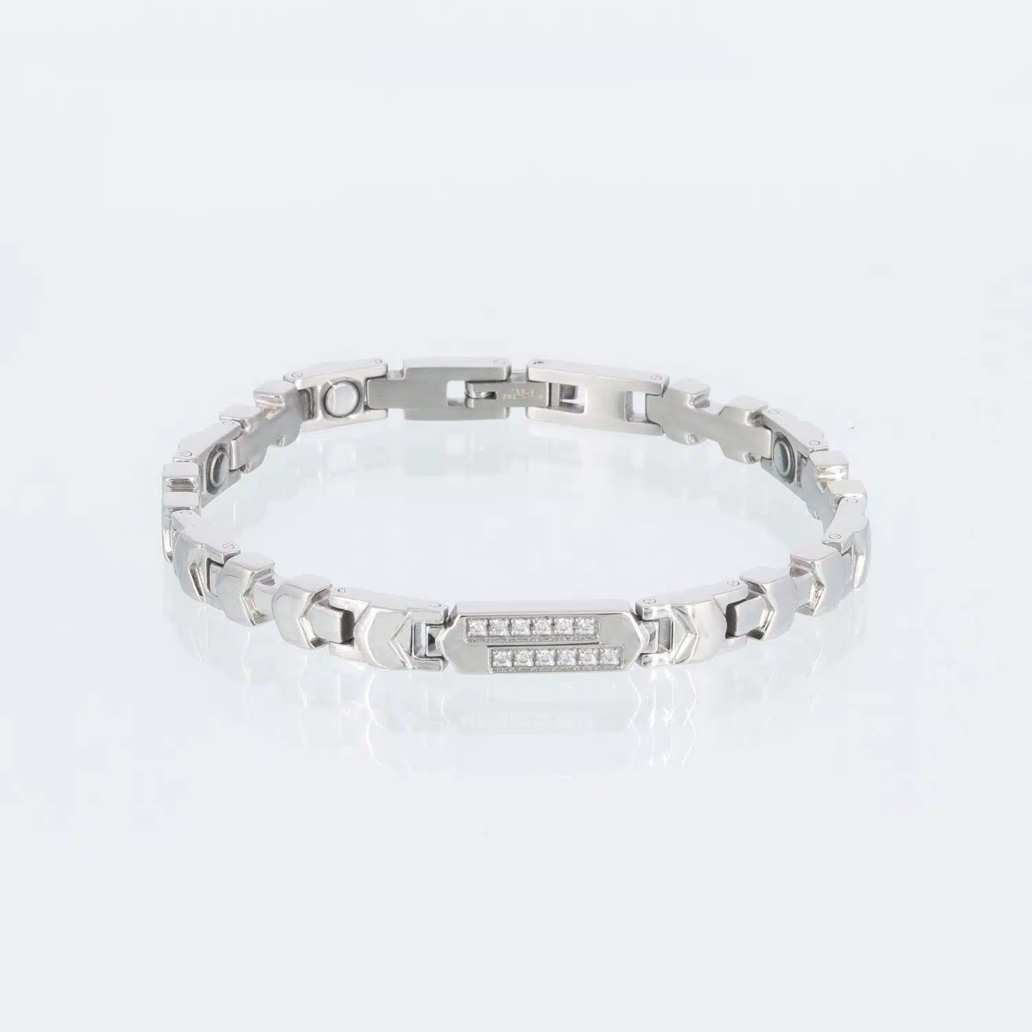 Ein glänzend poliertes Magnetarmband mit weißen Zirkoniasteinen