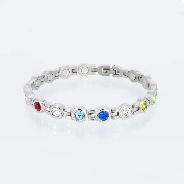 Ein silbernes Magnetarmband mit Zirkoniasteinen in den Farben weiß, rot, rosa, lindgrün, oliv, rosa und rot