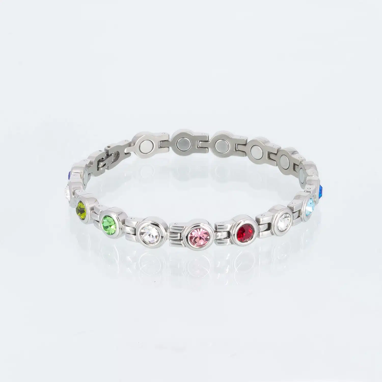 Ein silbernes Magnetarmband mit Zirkoniasteinen in den Farben weiß, rot, rosa, lindgrün, oliv, rosa und rot