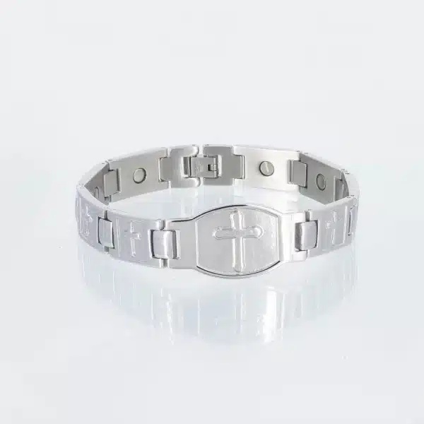 Ein silbernes Magnetarmband mit Kreuzen und einer Platte in der Mitte
