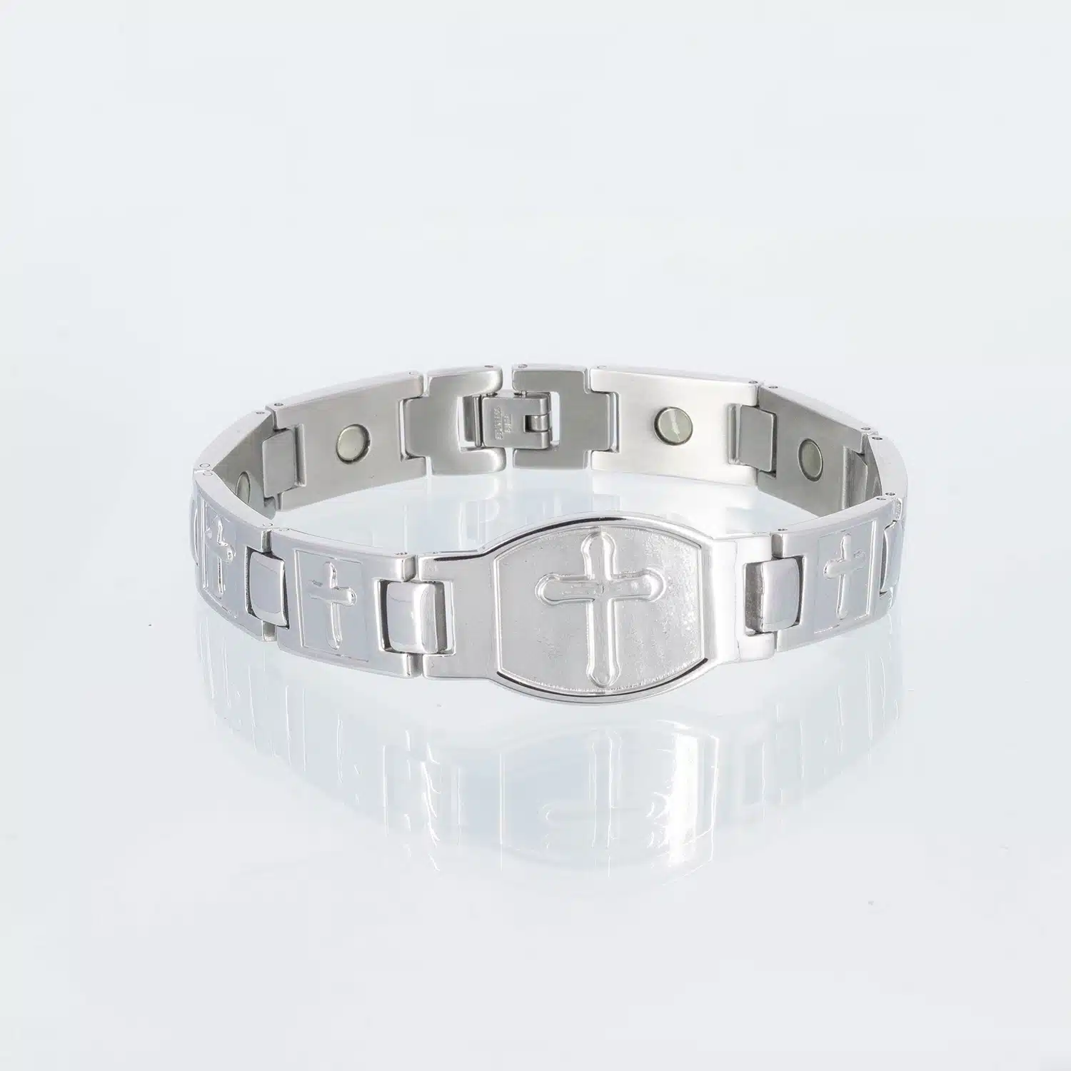 Ein silbernes Magnetarmband mit Kreuzen und einer Platte in der Mitte