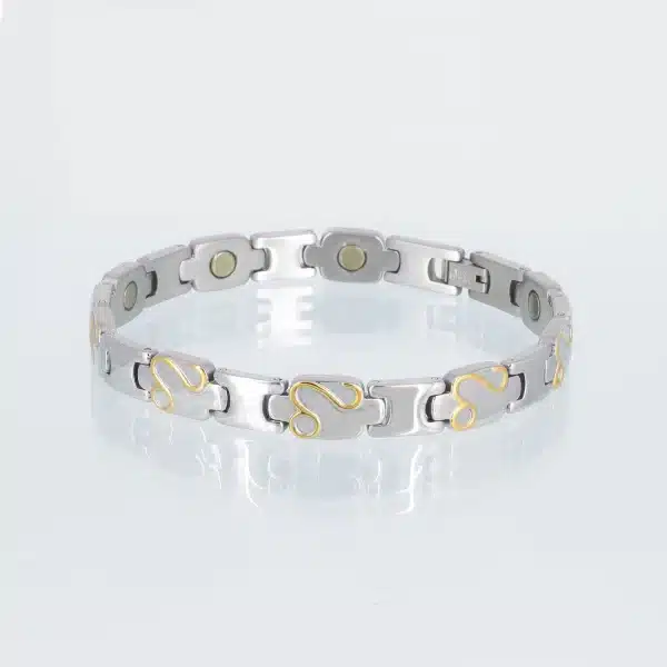Ein silbernes Magnetarmband mit feinen goldenen Linien