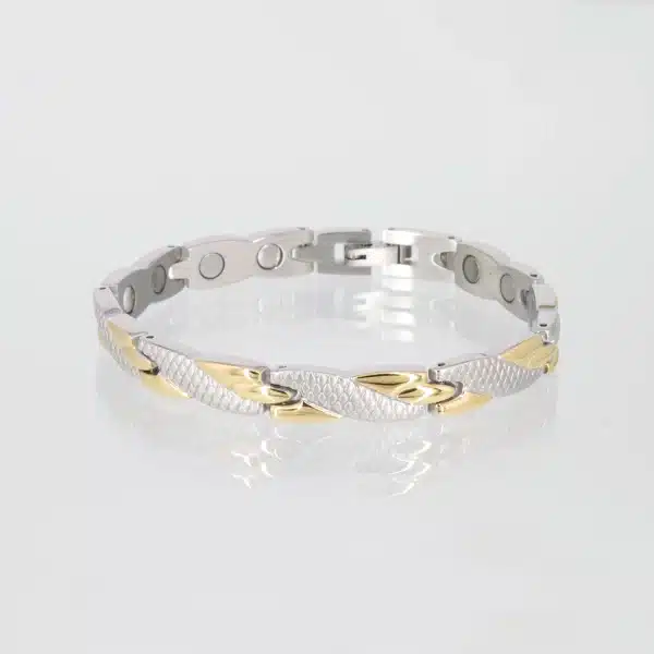 Ein Magnetarmband in Schlangenhautoptik, teilweise mit einer goldenen Ionenplattierung