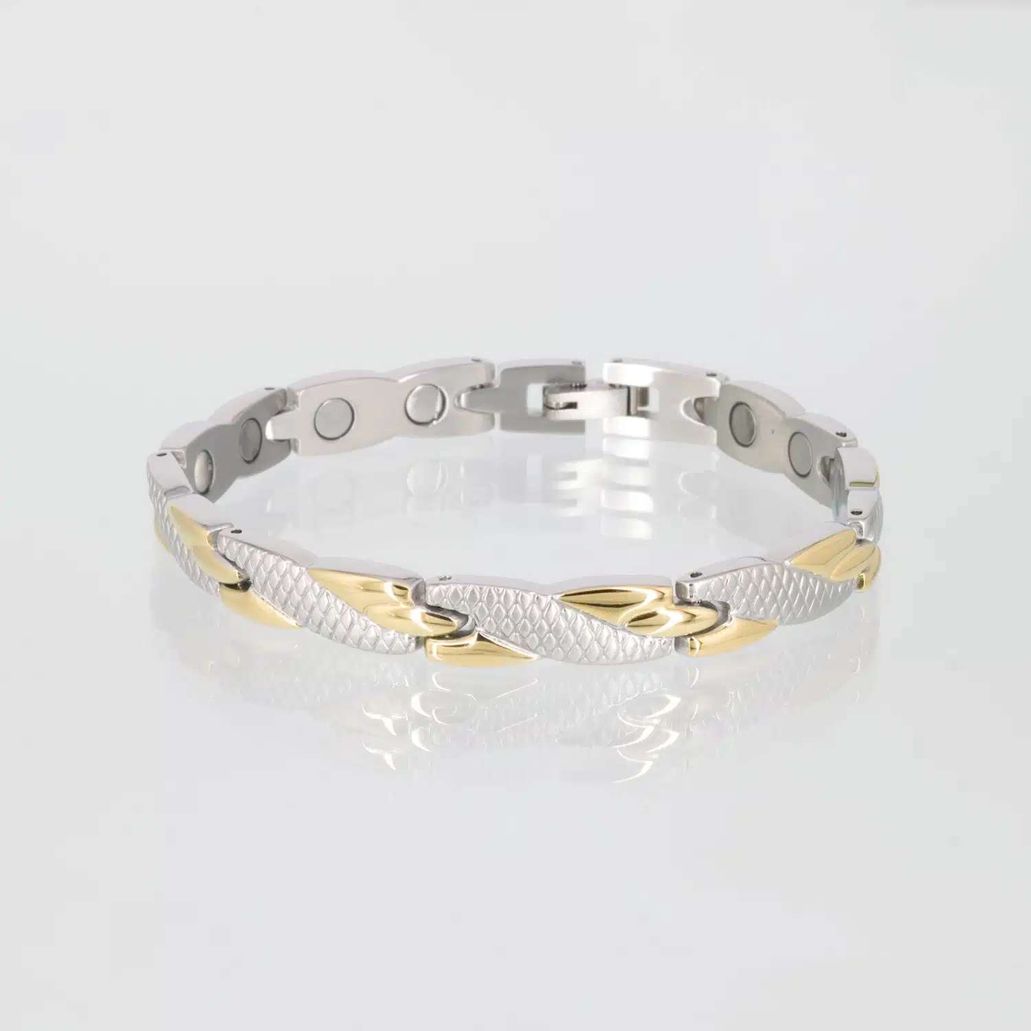Ein Magnetarmband in Schlangenhautoptik, teilweise mit einer goldenen Ionenplattierung