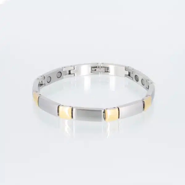 Ein silbernes Magnetarmband mit goldenen Verbindungsgliedern