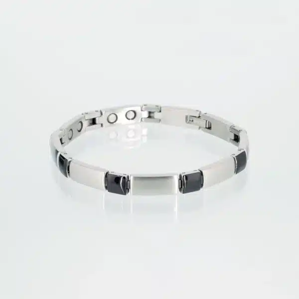 Ein silbernes Magnetarmband mit schwarzen Verbindungsgliedern