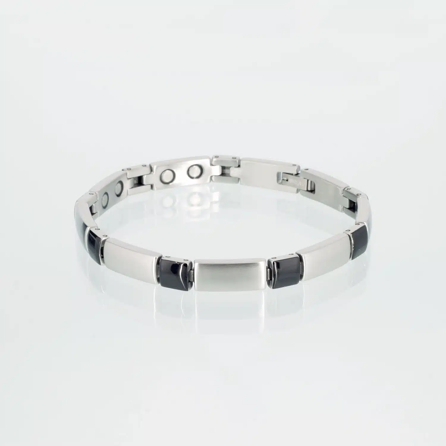 Ein silbernes Magnetarmband mit schwarzen Verbindungsgliedern