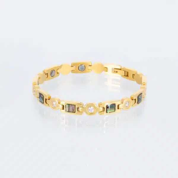 Ein goldenes Magnetarmband mit Einlagen aus Pauamuschel und weißen Zirkonisteinen