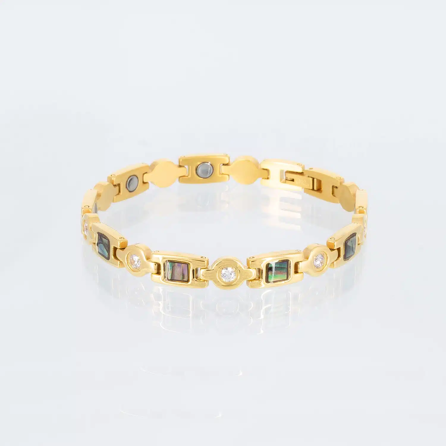 Ein goldenes Magnetarmband mit Einlagen aus Pauamuschel und weißen Zirkonisteinen