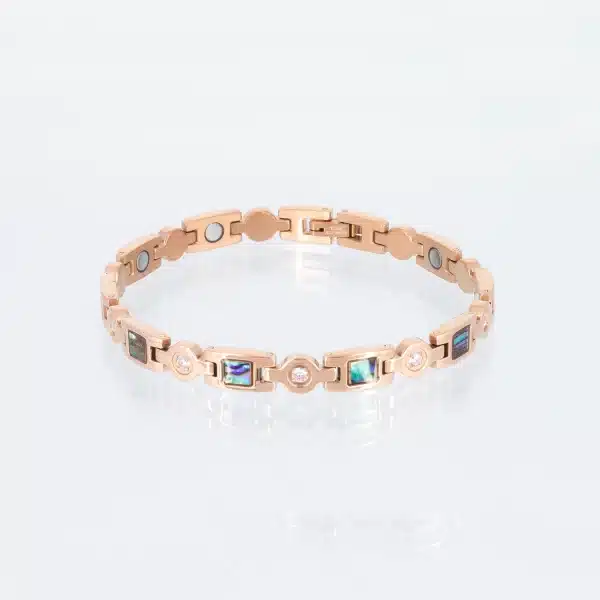 Ein rosegoldenes Magnetarmband mit Einlagen aus Pauamuschel und weißen Zirkonisteinen