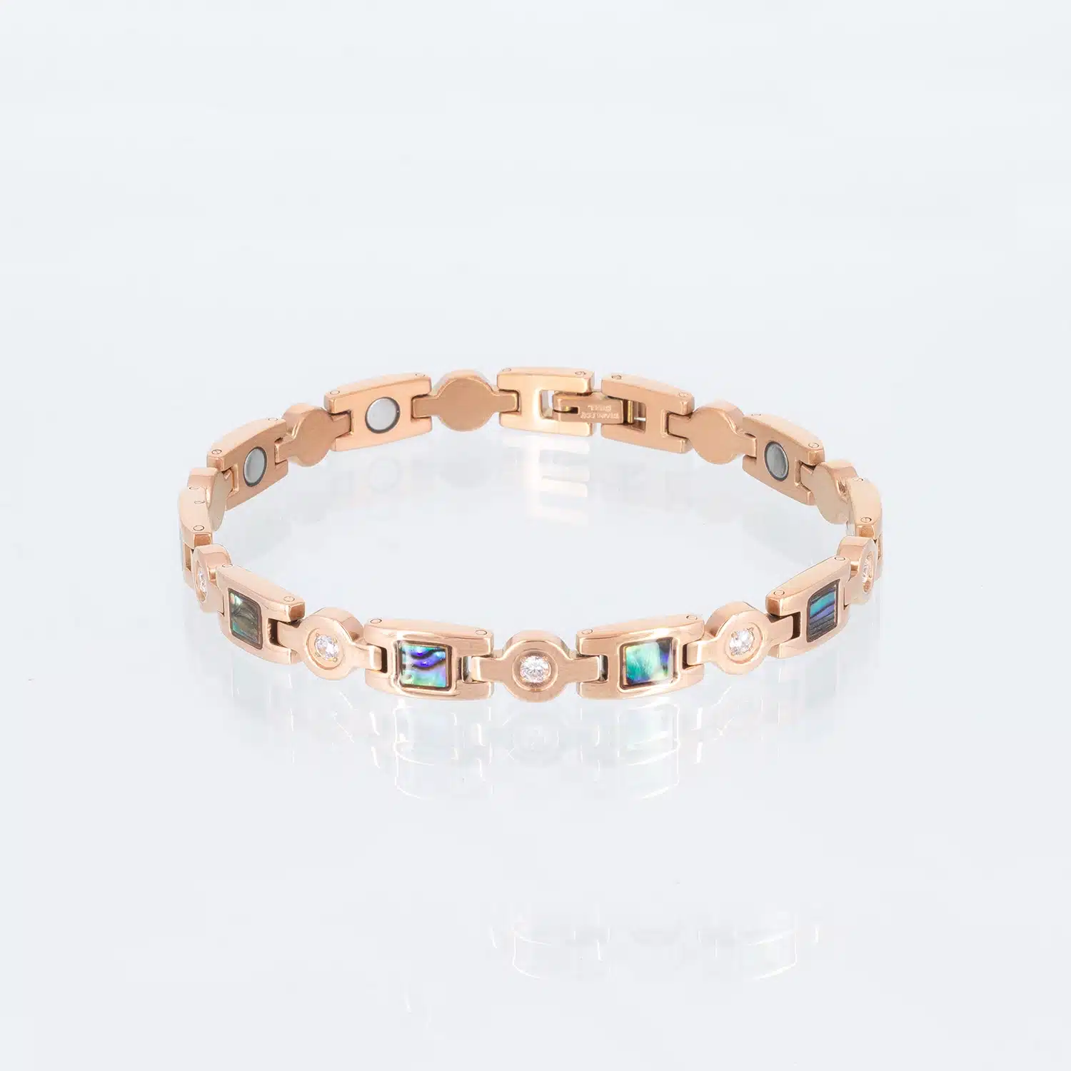 Ein rosegoldenes Magnetarmband mit Einlagen aus Pauamuschel und weißen Zirkonisteinen
