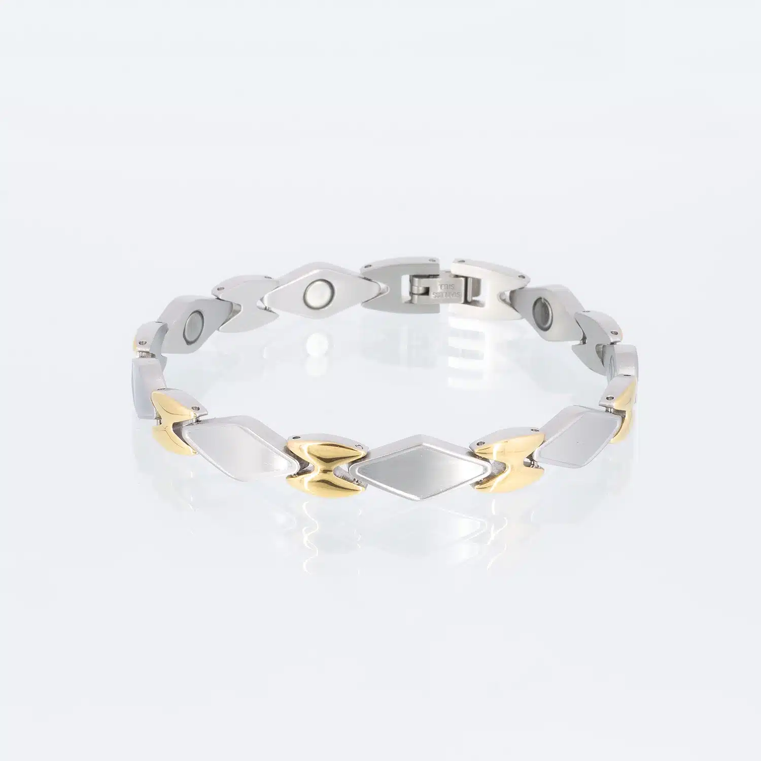 Ein Magnetarmband mit mattierten Rauten und vergoldeten Zwischengliedern