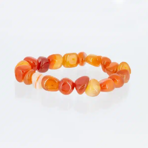 Ein elastisches Armband mit carneolfarbenen Edelsteinen
