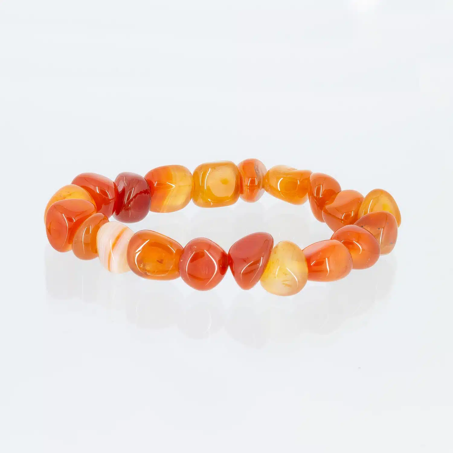 Ein elastisches Armband mit carneolfarbenen Edelsteinen