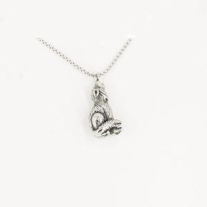 Ein silberner Hund als Anhänger mit einer Magnetkette