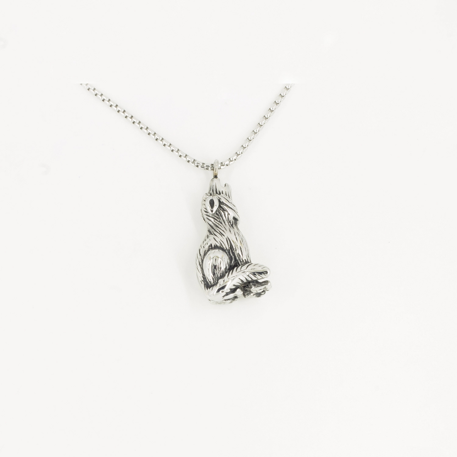 Ein silberner Hund als Anhänger mit einer Magnetkette