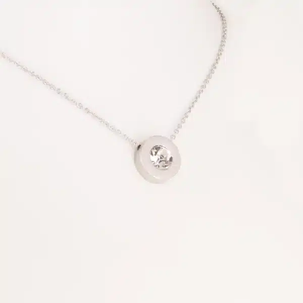 Ein Magnetanhänger mit einem weißen Zirkoniastein und Kette